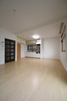 【居間・リビング】 | 新倉2丁目戸建 | 広々としたリビングで家具の配置も自由度UP♪