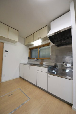 【キッチン】 | 新倉2丁目戸建 | キッチンにも窓があり換気も十分可能♪