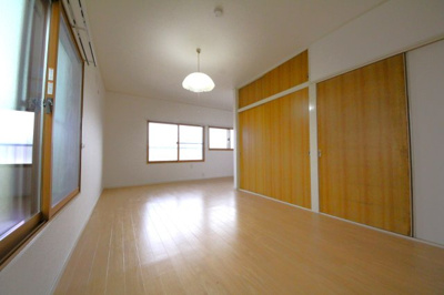 【内装】 | 新倉2丁目戸建 | 窓がたくさんあるので太陽の光がたくさん入ります♪