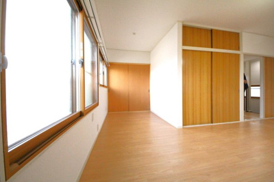 【子供部屋】 | 新倉2丁目戸建 | 広々とした洋室は12帖♪