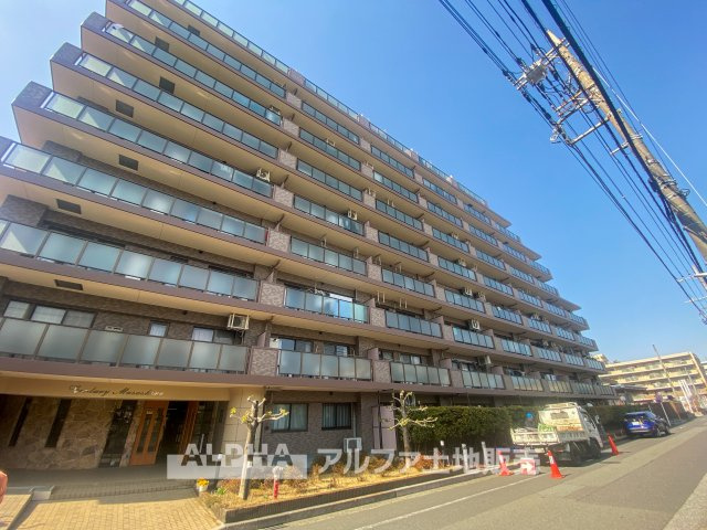 センチュリー武蔵野の外観|堂々とした佇まいのマンションは、光と風をたっぷり感じられる設計。暮らしやすさを考えた住環境で、快適な日々をお過ごしいただけます。