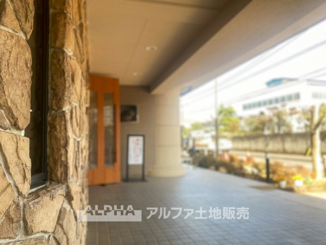 センチュリー武蔵野のエントランス|風合いのある石壁が印象的なエントランス空間。落ち着いたデザインと開放感のあるアプローチが、毎日の暮らしを心地よく彩ります。