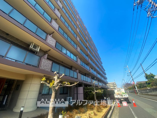 センチュリー武蔵野の外観|3駅が利用できる立地。陽光が差し込む解放感と街並みに調和しながらも存在感のある住まいです。