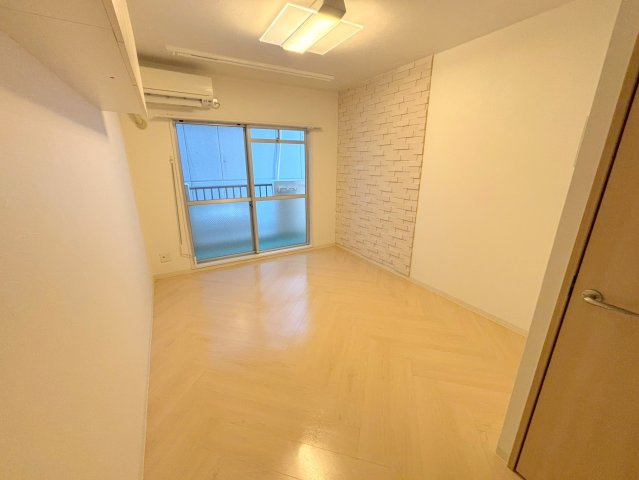 フルーレ小松の洋室