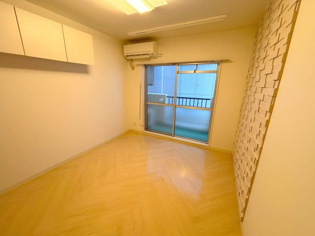 フルーレ小松の洋室