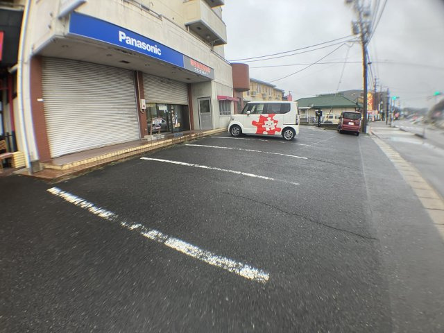 草木栄貸店舗の駐車場