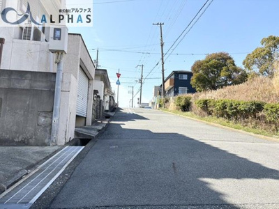 【前面道路含む現地写真】 | 明石市魚住町錦が丘二丁目　一戸建て | 前面道路幅員約6ｍあり♪
