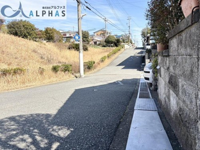 【前面道路含む現地写真】 | 明石市魚住町錦が丘二丁目　一戸建て | 前面道路幅員約6ｍあり♪