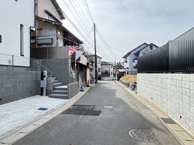 松戸市河原塚新築戸建【河原塚小学校：9分】の前面道路含む現地写真|西側前面道路・幅員約4.5ｍ