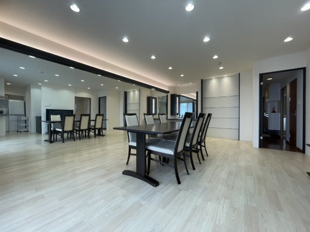 パークオーシャン桜島桟橋通りの居間・リビング|西側の壁を鏡張りにすることで、より広さを感じさせる空間になっています