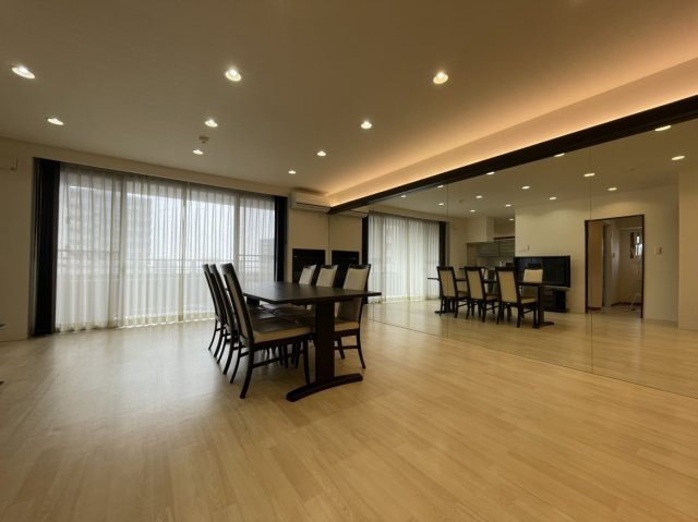 パークオーシャン桜島桟橋通りの居間・リビング|南向きバルコニーに面した明るいリビングです