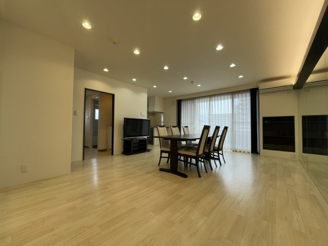 パークオーシャン桜島桟橋通りの居間・リビング|約21畳のゆとりのある広さのLDKです