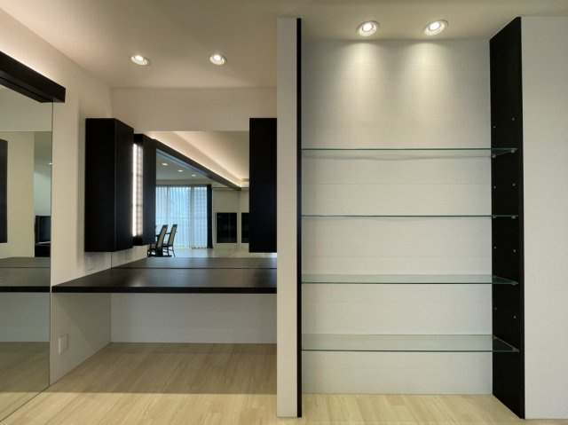 パークオーシャン桜島桟橋通りの収納|リビングには作り付けのドレッサーと飾り棚があります