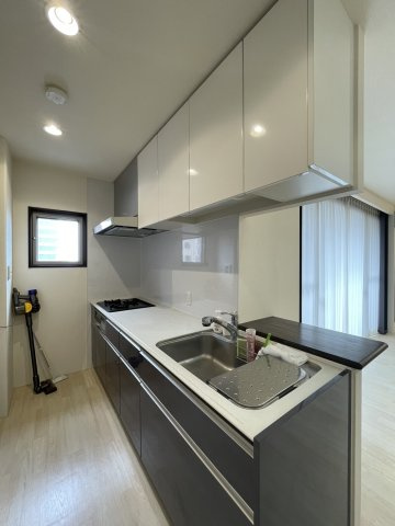 パークオーシャン桜島桟橋通りのキッチン|キッチンには窓があり、採光と風通しも良好です