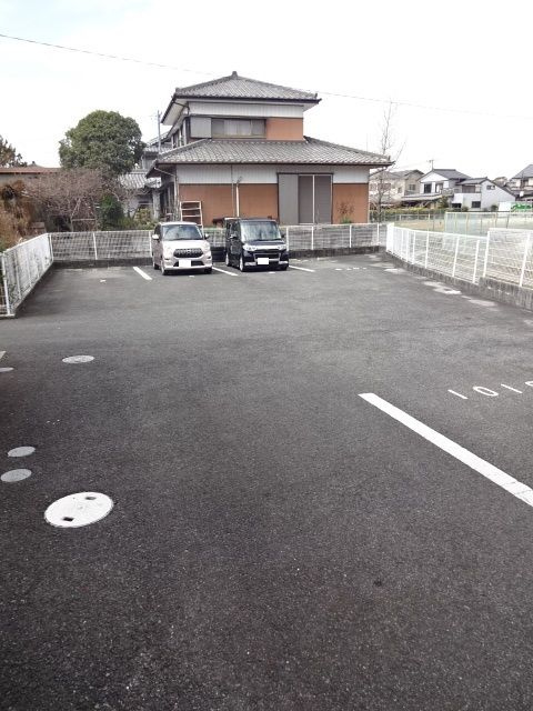 ファミールＢの駐車場