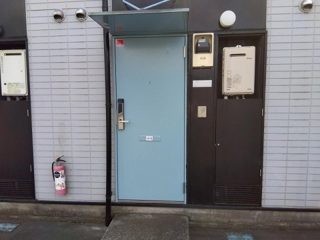 レオパレスフローラＫの玄関