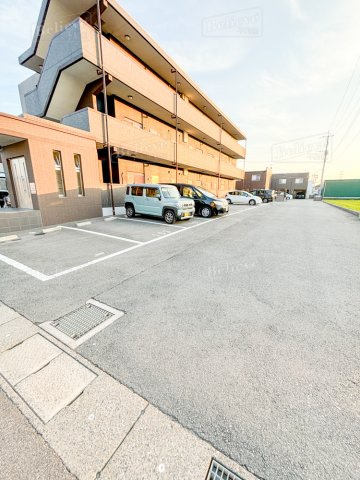 ルネスコート　New　Rの駐車場|駐車スペースもあります☆