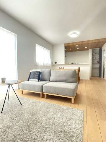 安東５丁目新築戸建てルルーディア安東５丁目②の居間・リビング|南側に面した明るいリビングダイニングです