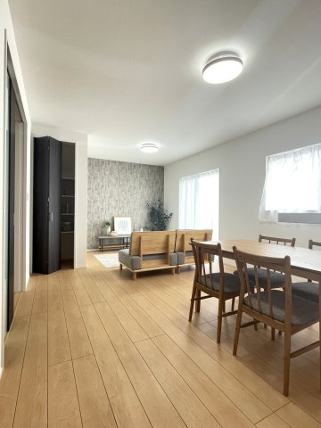 安東５丁目新築戸建てルルーディア安東５丁目②の居間・リビング|南向きLDKは約16.8帖です