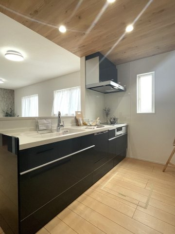 安東５丁目新築戸建てルルーディア安東５丁目②のキッチン|対面式キッチンは使い勝手のよいシステムキッチンです