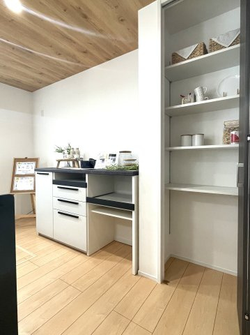 安東５丁目新築戸建てルルーディア安東５丁目②のキッチン|キッチンの後ろに食器棚とパントリーがあり収納力があります