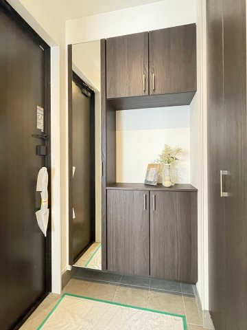 安東５丁目新築戸建てルルーディア安東５丁目②の玄関|玄関はシューズボックスの他にシューズクロークも付いています