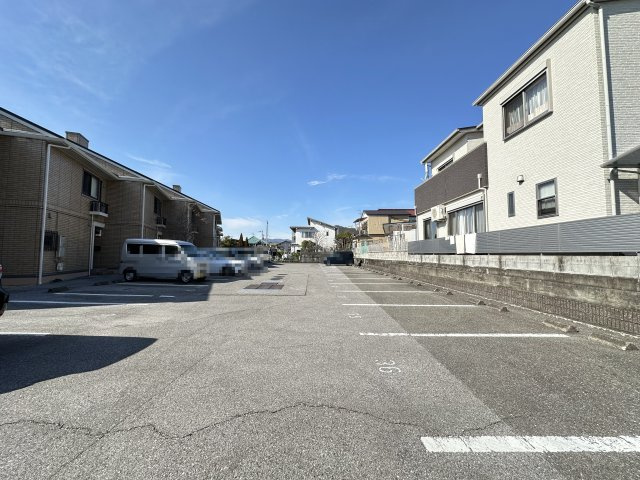 ローズコート南久万の駐車場