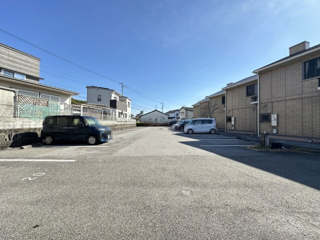 ローズコート南久万の駐車場