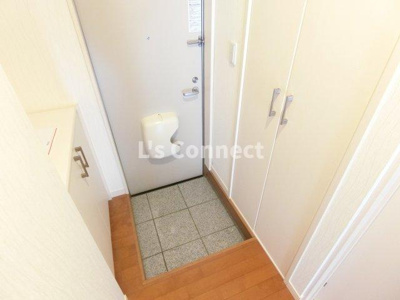 【玄関】 | セロー明通館 | 下駄箱付きで靴も収納できます。