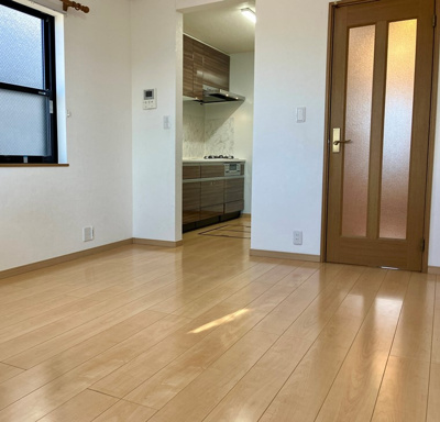 【居間・リビング】 | 立野戸建 | こちらの居間で趣味の時間をお楽しみください