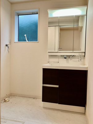 【洗面所】 | 本牧間門戸建 | 脱衣スペースもあります