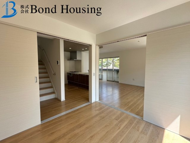 5LDK・３台以上駐車可・敷地広々６９坪・秋葉台　全１棟の居間・リビング