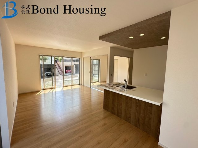 5LDK・３台以上駐車可・敷地広々６９坪・秋葉台　全１棟の居間・リビング