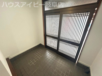 【玄関】 | 岐阜市日置江築29年！再生住宅！水回りすべて新品交換♪外壁塗装！折板ガレージ付き物件♪ | 岐阜市日置江築29年！再生住宅！水回りすべて新品交換♪外壁塗装！折板ガレージ付き物件♪