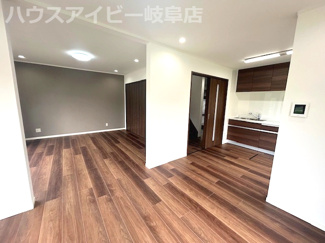 【居間・リビング】 | 岐阜市日置江築29年！再生住宅！水回りすべて新品交換♪外壁塗装！折板ガレージ付き物件♪ | 岐阜市日置江築29年！再生住宅！水回りすべて新品交換♪外壁塗装！折板ガレージ付き物件♪