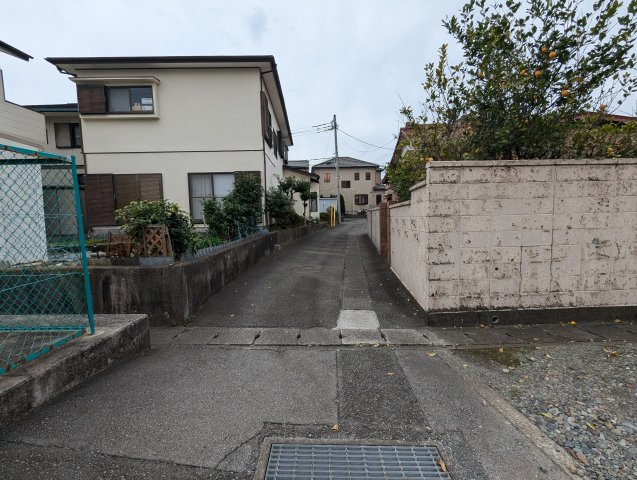 売土地　沼津市原の前面道路含む現地写真|国道1号線まで車で5分です。
多方面へのアクセス良好です。

近くにスーパー・ドラッグストア・コンビニがあります。生活利便性の高い土地になっています。