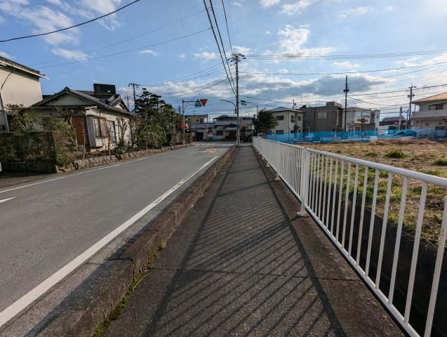 売土地　沼津市玉江町の前面道路含む現地写真|国道414号線まで車で1分です。多方面へのアクセス良好です。国道沿いには商業施設や飲食店などが多くあります。