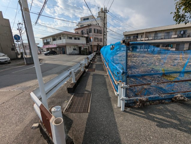 売土地　沼津市玉江町の前面道路含む現地写真|近くにスーパー・ドラッグストア・コンビニがあります。生活利便性の高い土地になっています。