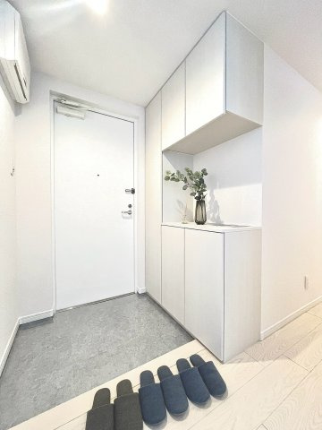 ロピア平岸の玄関|シューズボックスの上にお気に入りの芳香剤や小物を置いて帰るのが楽しみになる自分好みの玄関に♪