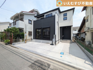 【駐車場】 | 駐車スペース完備
しっかり舗装してある駐車スペースで天気が悪く足元が悪い日でも乗り降りしやすい♪