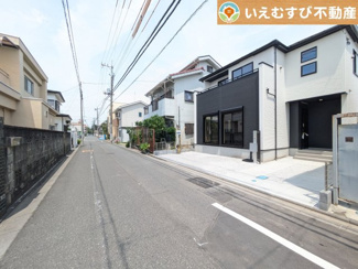 【前面道路含む現地写真】 | 充分な広さの前面道路
間口が広くお車の出し入れも問題なく行えるスペースが確保されています♪