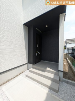 【エントランス】 | 落ち着いた色づかいのエントランス
駐車場からアクセスの良いエントランス。雨の日や荷物が多くても安心の動線♪