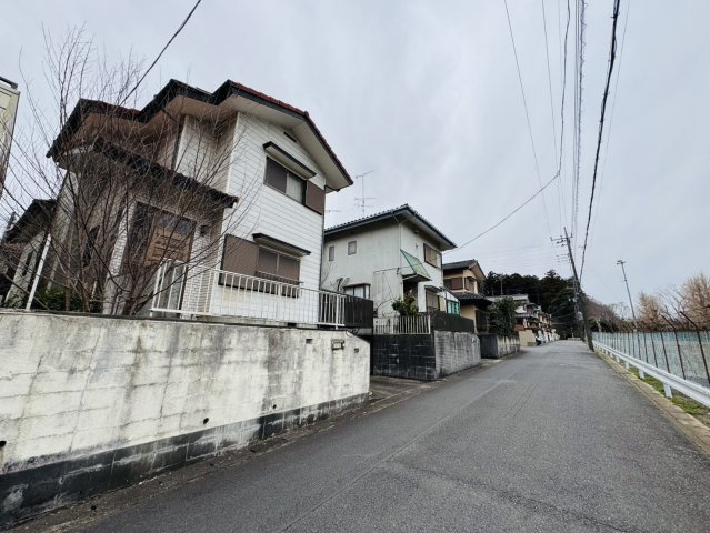 根木名　中古戸建の前面道路含む現地写真