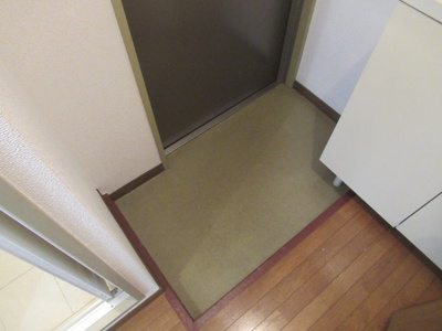 【玄関】 | エンゼルハイツ小阪本町（河内小阪賃貸） | 収納もある玄関です