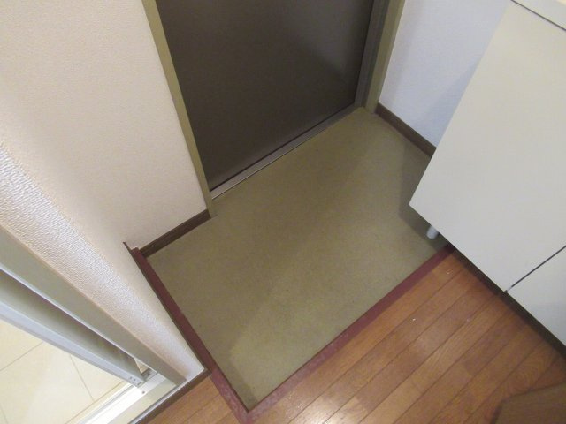 【玄関】 | エンゼルハイツ小阪本町（河内小阪賃貸） | 収納もある玄関です