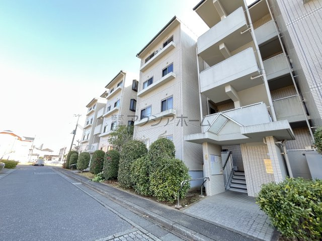 入間扇町屋団地　8号棟のエントランス