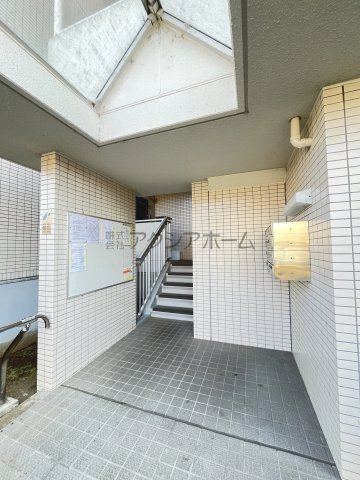 入間扇町屋団地　8号棟のエントランス