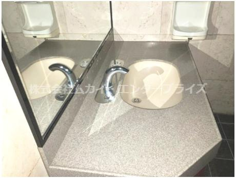 橿原神宮東出口店舗の洗面所|広い洗面スペース