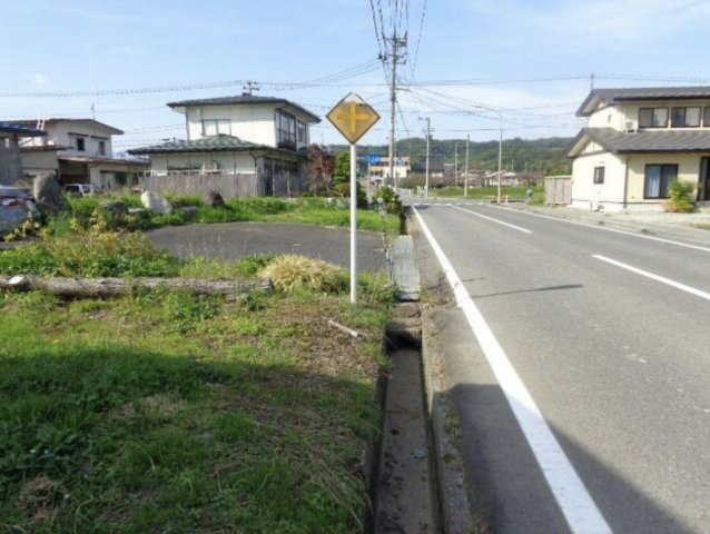 大江町本郷　売地の前面道路含む現地写真