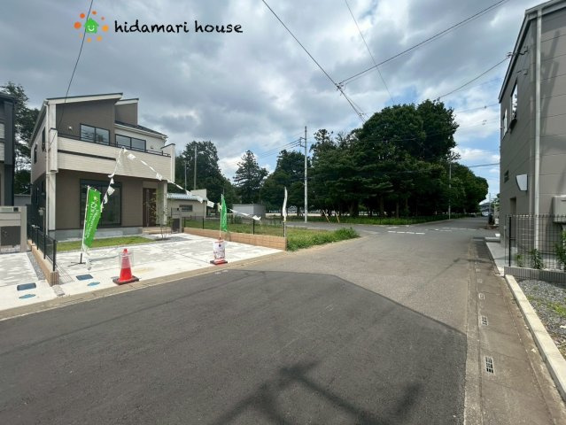 上尾市小泉8丁目　新築戸建　ブルーミングガーデン09の前面道路含む現地写真